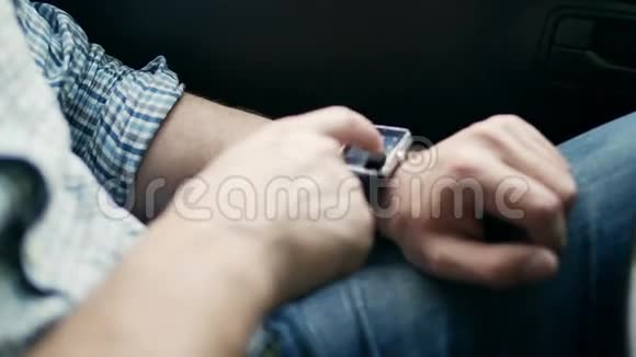 男人用智能手表坐在车里视频的预览图