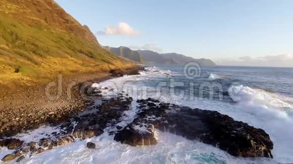 巨浪卷进瓦胡岛西北海岸视频的预览图