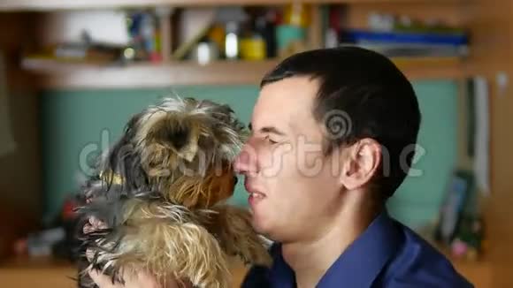 男人拥抱和亲吻狗的友谊宠物视频的预览图