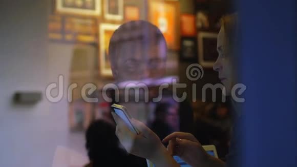 女人和男人在餐馆里用视频的预览图
