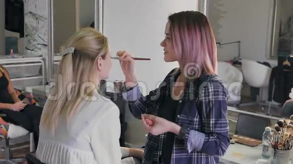 化妆师在她的朋友身上工作真正的人视频的预览图