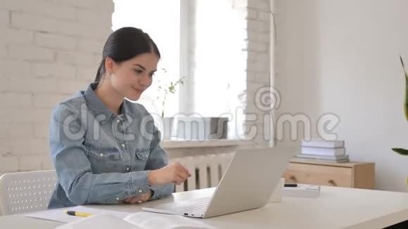 少女电脑在线视频聊天视频的预览图