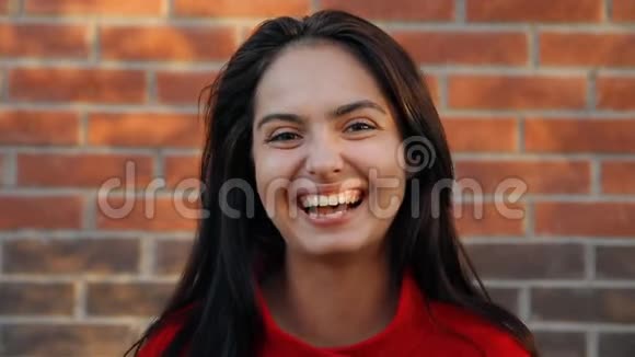 一个年轻迷人的女人笑的肖像视频的预览图
