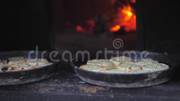 烤箱里烤的小比萨饼着火了慢动作视频厨师在明火上准备糕点生活方式视频的预览图