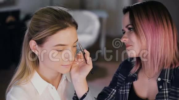 化妆师在她的朋友身上工作真正的人视频的预览图