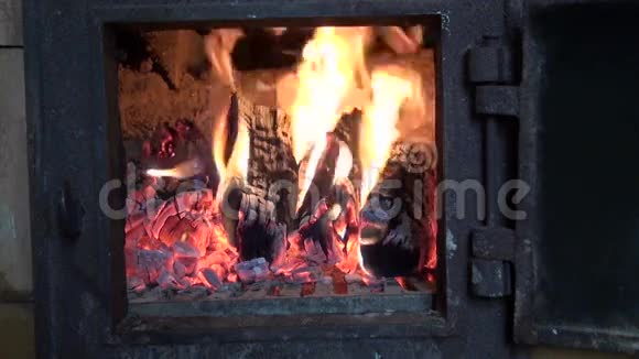 旧炉壁炉的冬季火灾视频的预览图