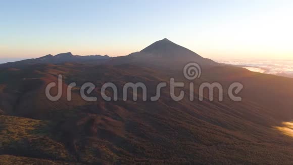 鸟瞰泰德国家公园日落时飞越群山加那利群岛视频的预览图