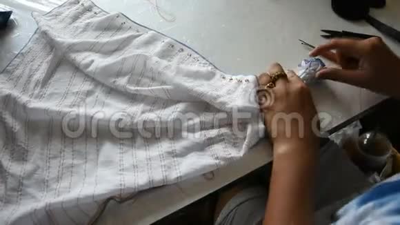 泰国妇女的工作过程是在织物上折叠成捆或缝制视频的预览图