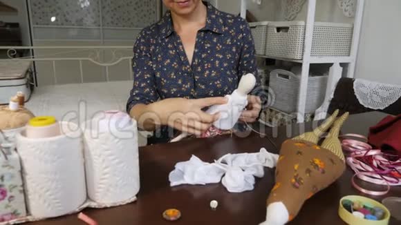 女人缝娃娃摄像机的移动视频的预览图