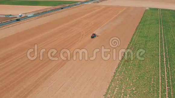 在麦田工作的红色有轨电车的空中无人机视图欧洲联盟的农业和环境视频的预览图