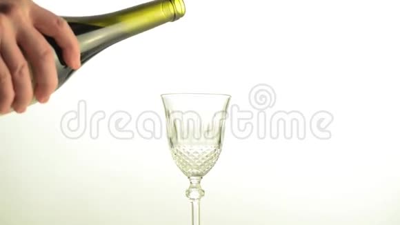酒瓶在酒杯中倒酒背景为白色视频的预览图