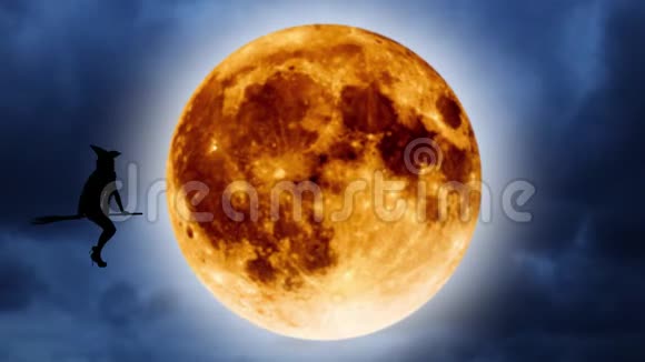 橙色月亮背景下一个年轻女巫在扫帚上飞翔的剪影万圣节视频的预览图