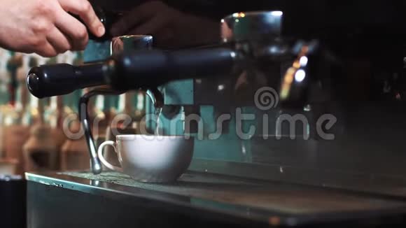 在咖啡机准备咖啡视频的预览图