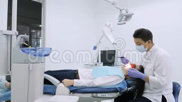 牙医为病人准备牙齿美白手术视频的预览图