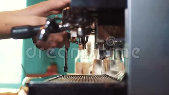 在咖啡机准备咖啡视频的预览图