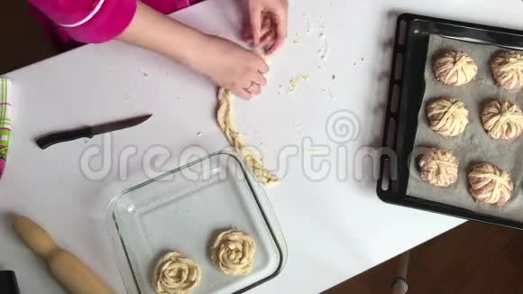 条纹的膨松糕点编织成一条辫子准备烘烤视频的预览图