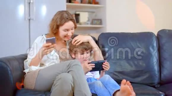 幸福的儿子父亲和母亲之间的家庭关系视频的预览图