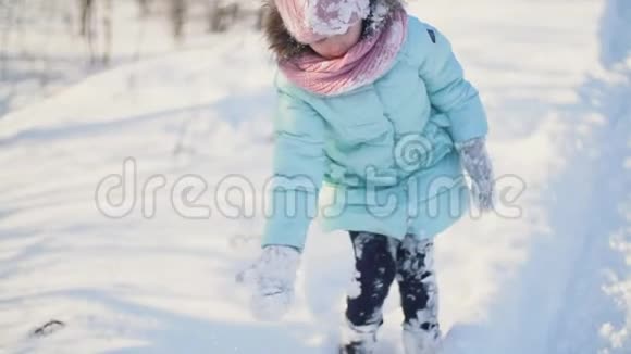 女孩在玩雪视频的预览图