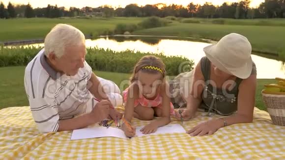 祖父母和孙女一起画画视频的预览图