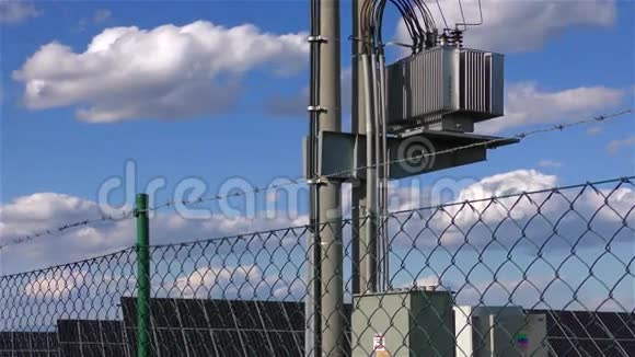 电线杆和太阳能发电站视频的预览图
