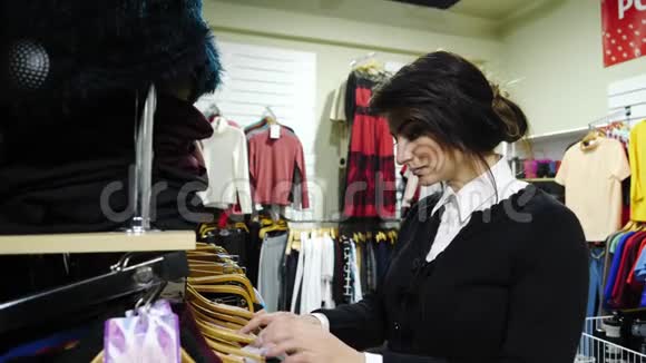 漂亮的女人在商店里挑选衣服视频的预览图