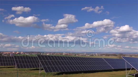 电线杆和太阳能发电站视频的预览图