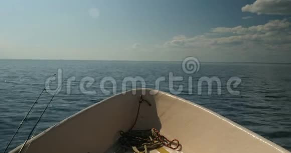 一艘渔船上的海景视频的预览图