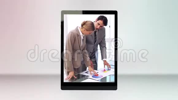平板电脑上的商业视频视频的预览图