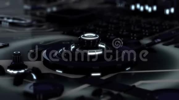 三维电子设备旋转铬黑圈和照明霓虹灯环的抽象动画视频的预览图