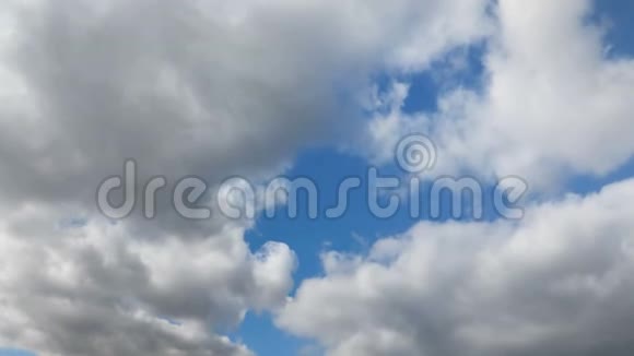 多云的蓝天时间流逝循环视频的预览图