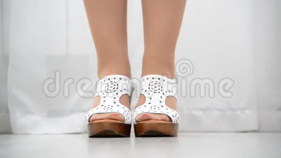 穿白色皮鞋的女性脚视频的预览图