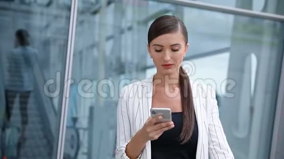 美丽的女人电话行走在商务办公室附近视频的预览图