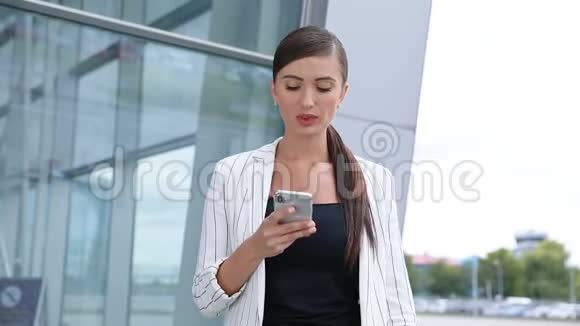 美丽的女人电话行走在商务办公室附近视频的预览图