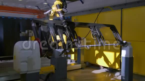 工厂4k的金属铁激光氩焊机器人视频的预览图