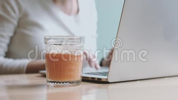 有笔记本电脑和玻璃的女人视频的预览图