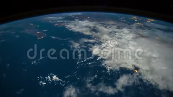 从空间站起飞的飞越地球表面飞行北极光和地狱之星视频的预览图