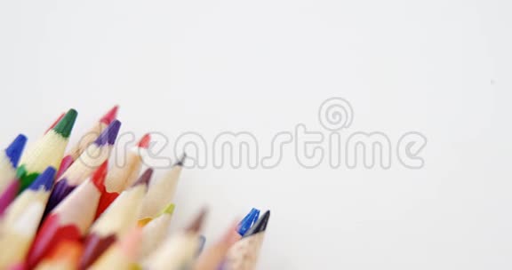 白色背景上的一束彩色铅笔视频的预览图
