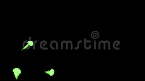 荧光绿色墨水在黑色背景下溶解在水中用Luma哑光3D渲染V5很多流视频的预览图