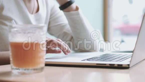 有笔记本电脑和玻璃的女人视频的预览图