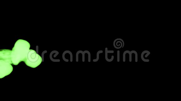 荧光绿色墨水在黑色背景下溶解在水中用Luma哑光3D渲染V3很多流视频的预览图