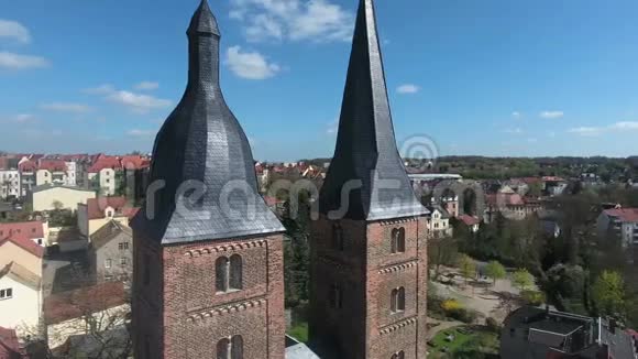 阿尔滕堡罗特斯宾岑中世纪小镇上的两座红塔视频的预览图