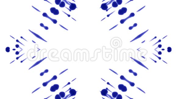 深蓝色的墨水在白色背景上效果是一个万花筒对墨水的影响作为阿尔法通道使用卢马哑光2视频的预览图
