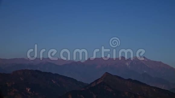 尼泊尔喜马拉雅山的安纳普尔纳山脉潘山景观视频的预览图