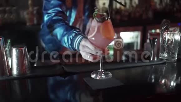 酒保在桌子上放一杯加柠檬和薄荷的鸡尾酒视频的预览图