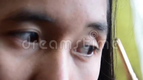 Thai女士用眉笔视频的预览图