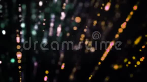 从黑色背景上的中心辐射的彩色粒子的闪光光线的抽象动画动画视频的预览图