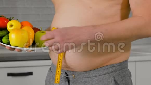 肥胖男子测量他的腰部健康饮食健康的生活方式观念健身饮食视频的预览图