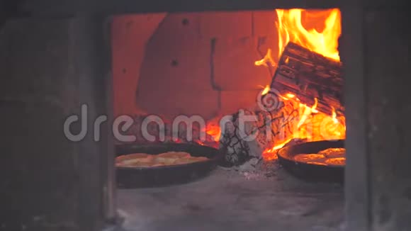 烤箱里烤的小比萨饼着火了慢动作视频厨师在明火上准备糕点烘焙视频的预览图