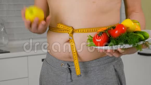 肥胖男子测量他的腰部健康饮食健康的生活方式观念健身饮食视频的预览图