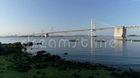 美丽的海滨有一座大桥视频的预览图